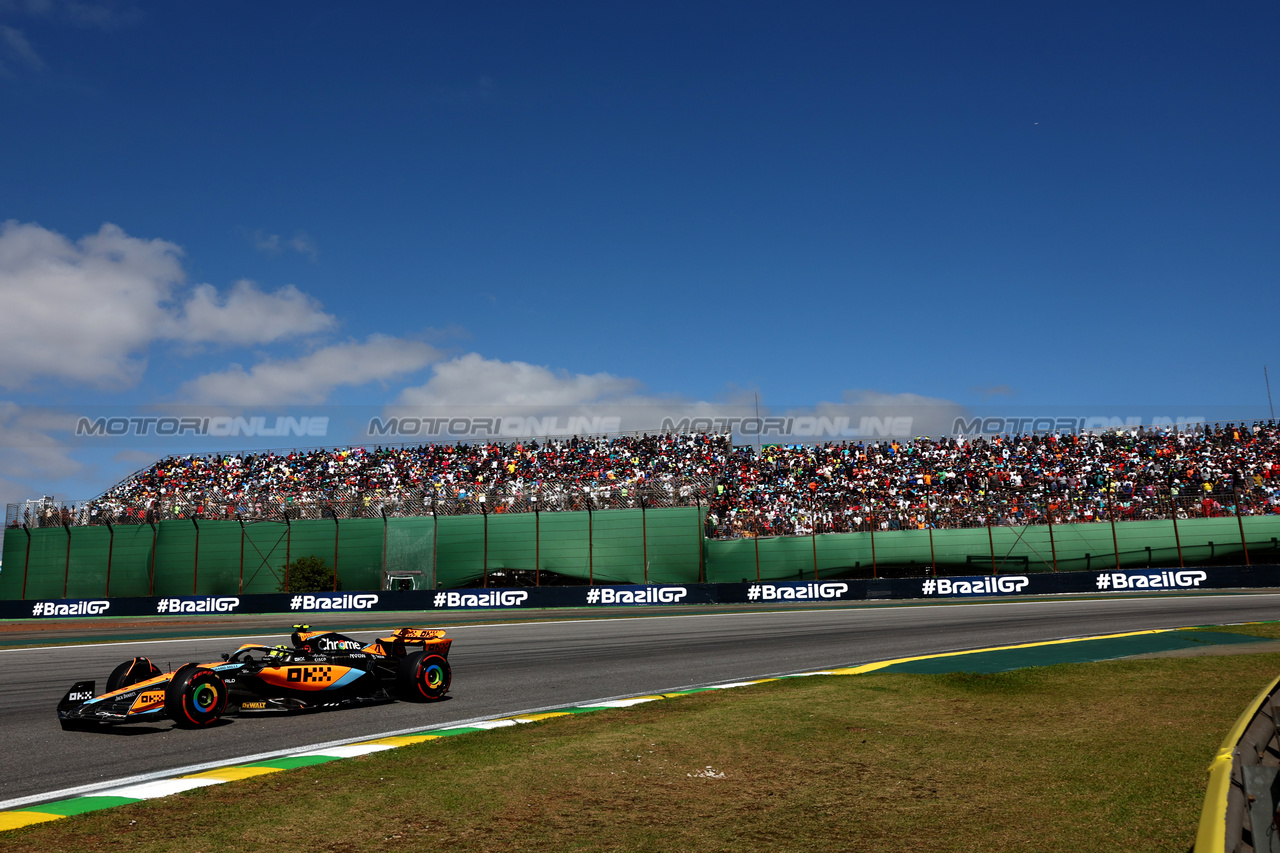GP BRASILE, Lando Norris (GBR) McLaren MCL60.

05.11.2023. Formula 1 World Championship, Rd 21, Brazilian Grand Prix, Sao Paulo, Brazil, Gara Day.

 - www.xpbimages.com, EMail: requests@xpbimages.com © Copyright: Coates / XPB Images
