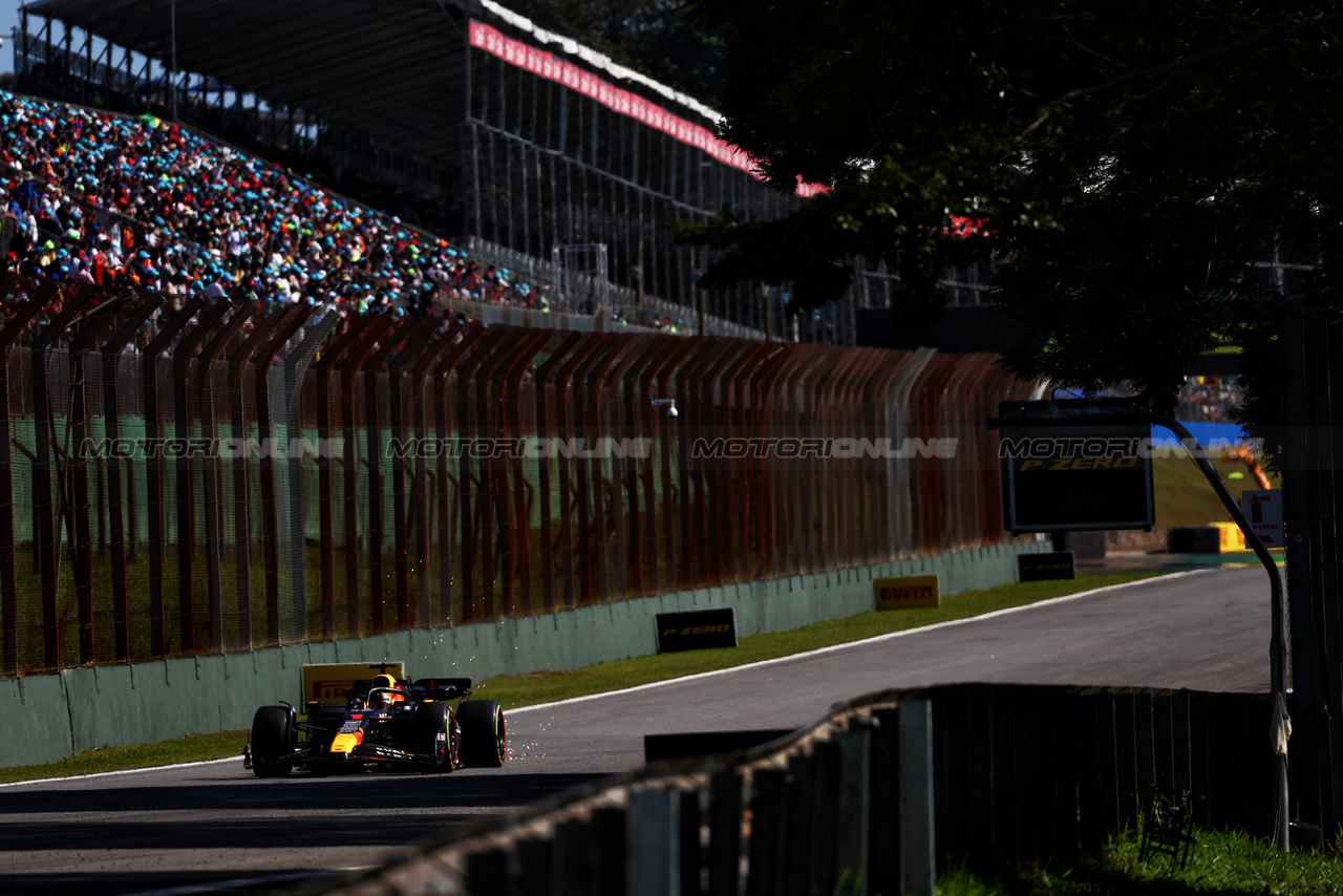 GP BRASILE, Max Verstappen (NLD) Red Bull Racing RB19.

05.11.2023. Formula 1 World Championship, Rd 21, Brazilian Grand Prix, Sao Paulo, Brazil, Gara Day.

 - www.xpbimages.com, EMail: requests@xpbimages.com © Copyright: Coates / XPB Images
