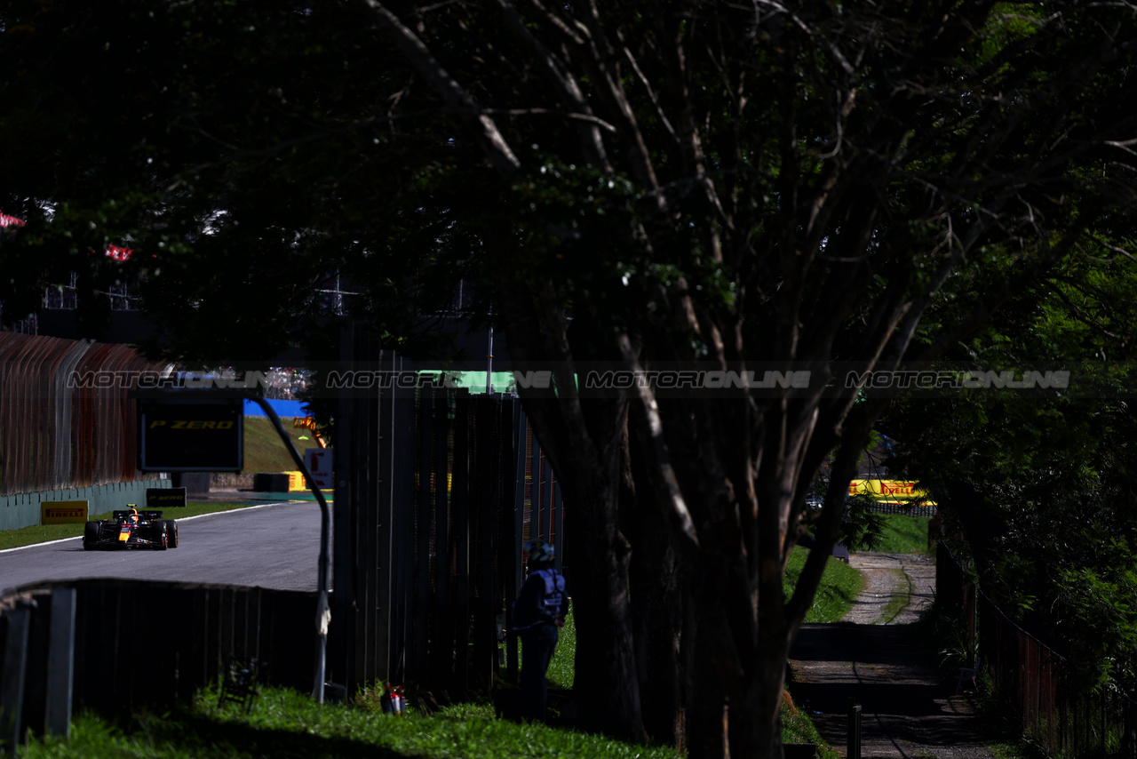 GP BRASILE, Sergio Perez (MEX) Red Bull Racing RB19.

05.11.2023. Formula 1 World Championship, Rd 21, Brazilian Grand Prix, Sao Paulo, Brazil, Gara Day.

 - www.xpbimages.com, EMail: requests@xpbimages.com © Copyright: Coates / XPB Images