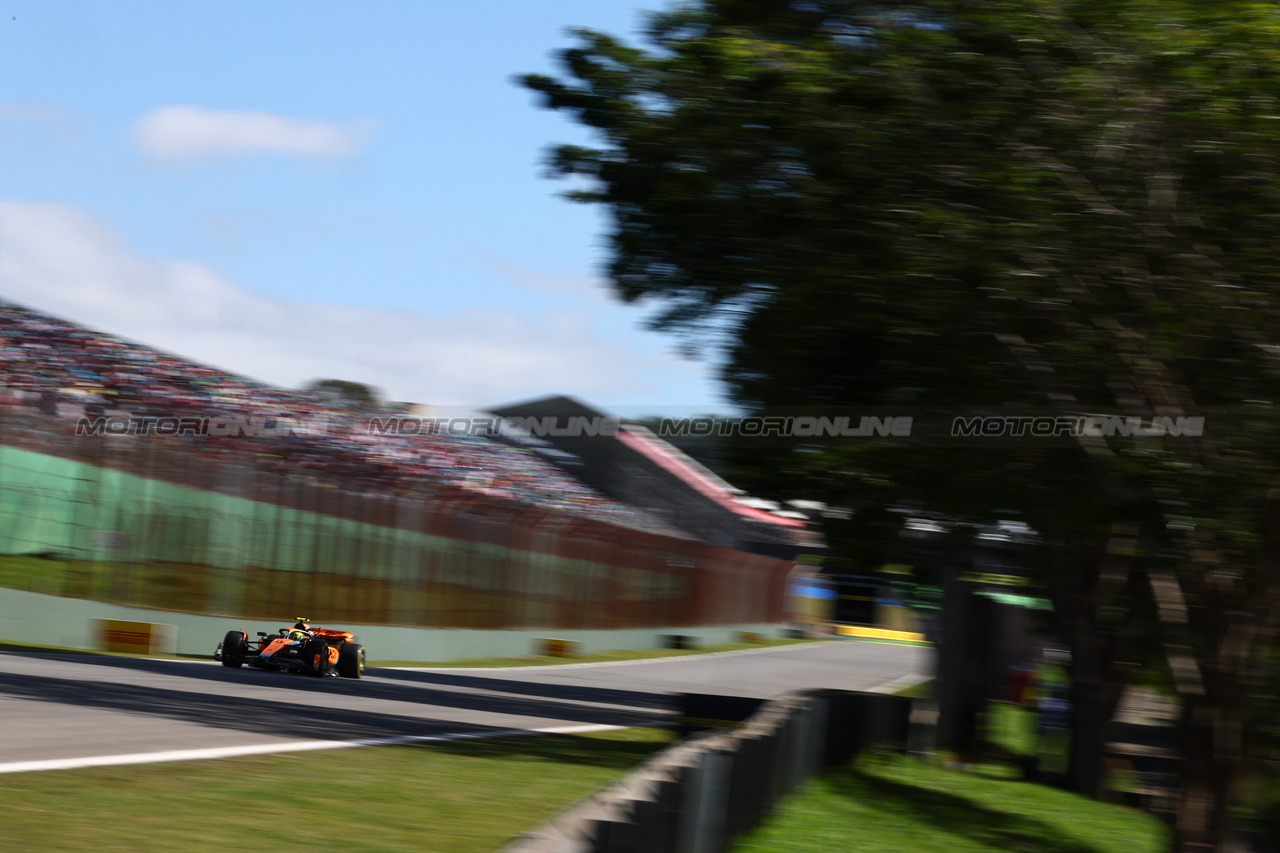 GP BRASILE, Lando Norris (GBR) McLaren MCL60.

05.11.2023. Formula 1 World Championship, Rd 21, Brazilian Grand Prix, Sao Paulo, Brazil, Gara Day.

 - www.xpbimages.com, EMail: requests@xpbimages.com © Copyright: Coates / XPB Images