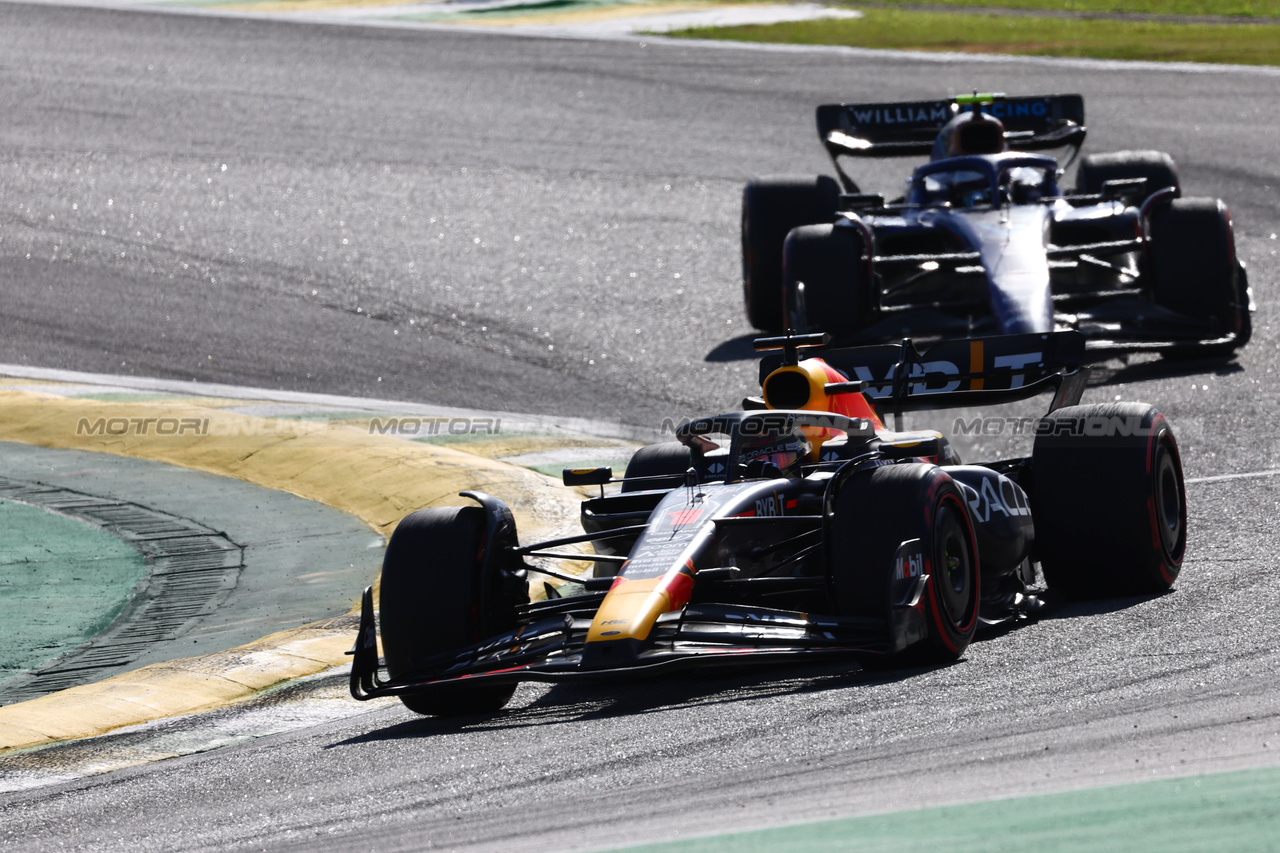 GP BRASILE, Max Verstappen (NLD) Red Bull Racing RB19.

05.11.2023. Formula 1 World Championship, Rd 21, Brazilian Grand Prix, Sao Paulo, Brazil, Gara Day.

 - www.xpbimages.com, EMail: requests@xpbimages.com © Copyright: Coates / XPB Images