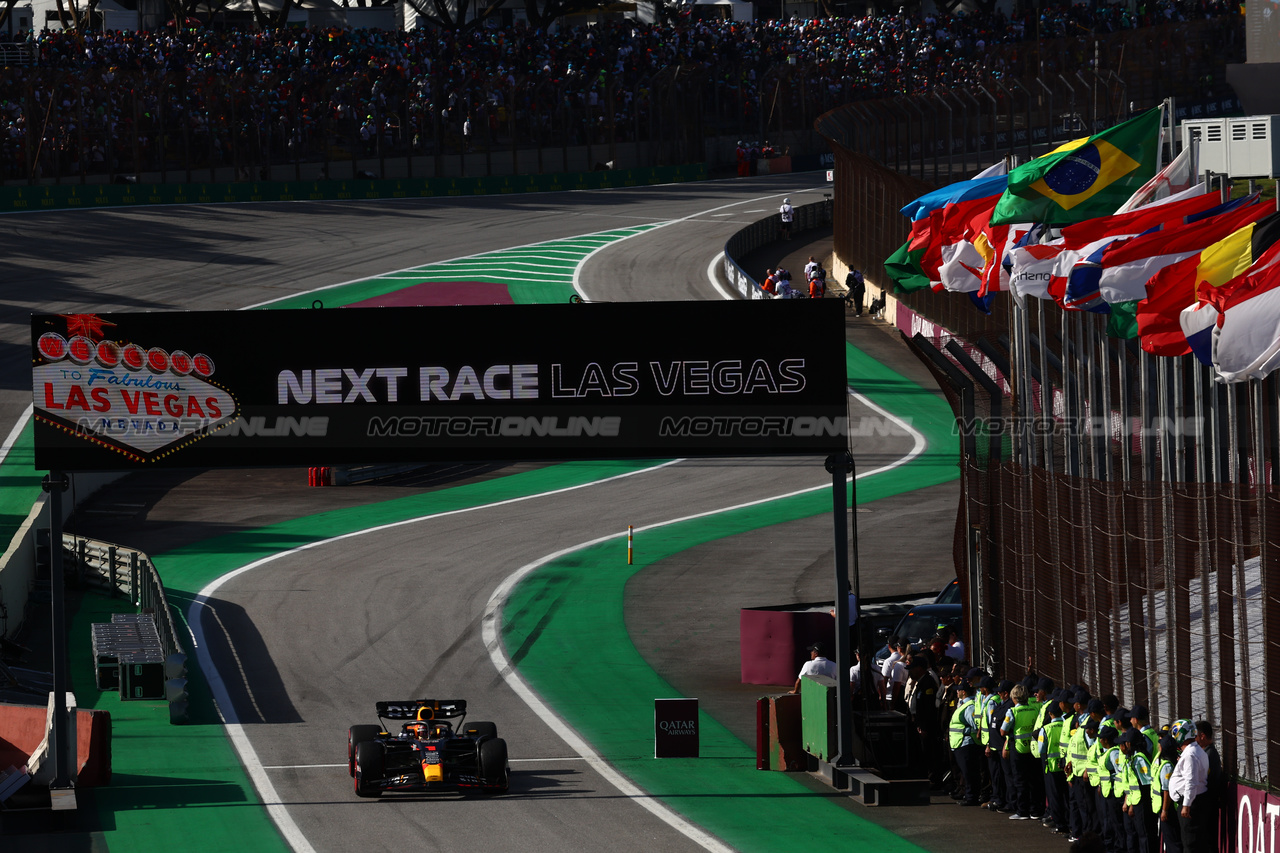 GP BRASILE, Max Verstappen (NLD) Red Bull Racing RB19.

05.11.2023. Formula 1 World Championship, Rd 21, Brazilian Grand Prix, Sao Paulo, Brazil, Gara Day.

 - www.xpbimages.com, EMail: requests@xpbimages.com © Copyright: Coates / XPB Images