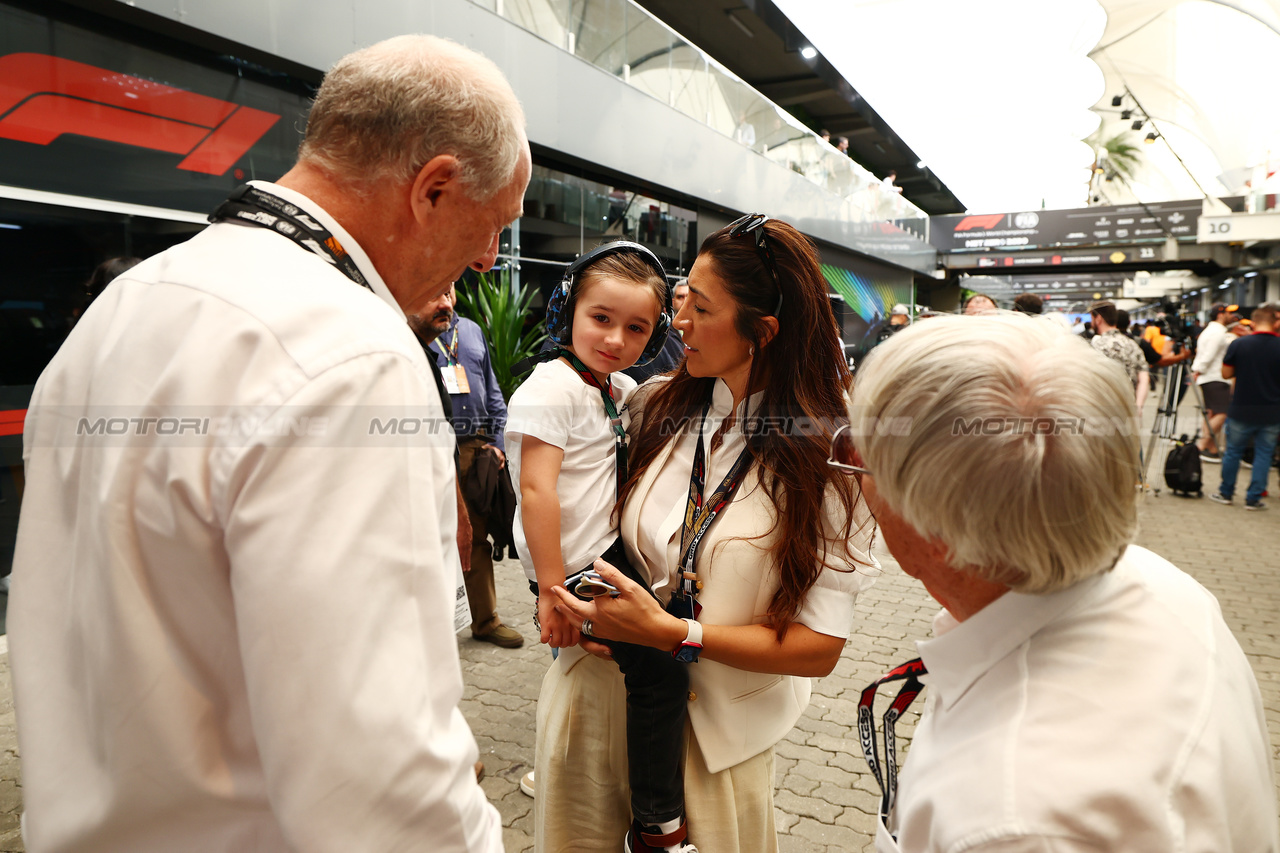 GP BRASILE, Bernie Ecclestone (GBR) e wife Fabiana Flosi (BRA) with daughter Ace.

05.11.2023. Formula 1 World Championship, Rd 21, Brazilian Grand Prix, Sao Paulo, Brazil, Gara Day.

 - www.xpbimages.com, EMail: requests@xpbimages.com © Copyright: Coates / XPB Images