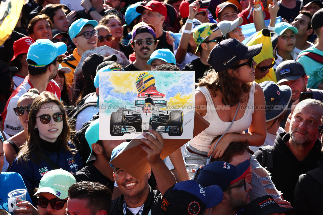 GP BRASILE, Circuit Atmosfera - fans at the podium.

05.11.2023. Formula 1 World Championship, Rd 21, Brazilian Grand Prix, Sao Paulo, Brazil, Gara Day.

 - www.xpbimages.com, EMail: requests@xpbimages.com © Copyright: Coates / XPB Images