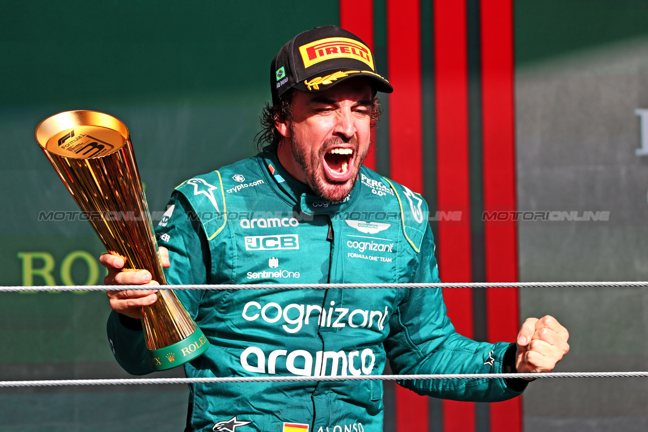 GP BRASILE, Fernando Alonso (ESP) Aston Martin F1 Team celebrates his third position on the podium.

05.11.2023. Formula 1 World Championship, Rd 21, Brazilian Grand Prix, Sao Paulo, Brazil, Gara Day.

 - www.xpbimages.com, EMail: requests@xpbimages.com © Copyright: Coates / XPB Images
