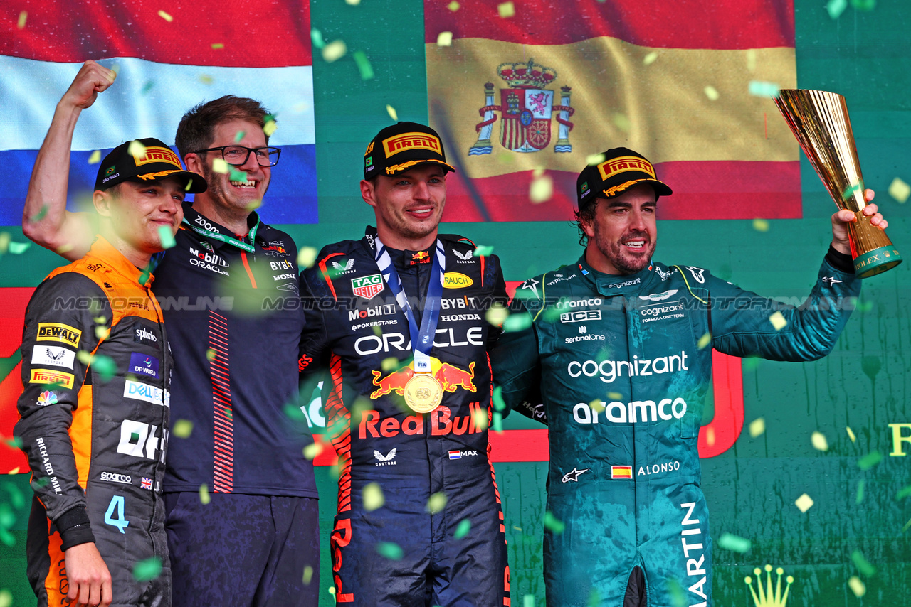 GP BRASILE, The podium (L to R): Lando Norris (GBR) McLaren, second; Jeff Calam (GBR) Red Bull Racing Senior Projects Engineer; Max Verstappen (NLD) Red Bull Racing, vincitore; Fernando Alonso (ESP) Aston Martin F1 Team, third.

05.11.2023. Formula 1 World Championship, Rd 21, Brazilian Grand Prix, Sao Paulo, Brazil, Gara Day.

 - www.xpbimages.com, EMail: requests@xpbimages.com © Copyright: Coates / XPB Images