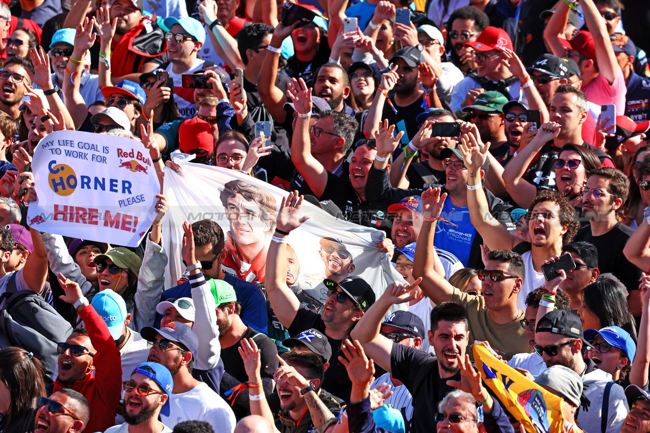 GP BRASILE, Circuit Atmosfera - fans at the podium.

05.11.2023. Formula 1 World Championship, Rd 21, Brazilian Grand Prix, Sao Paulo, Brazil, Gara Day.

 - www.xpbimages.com, EMail: requests@xpbimages.com © Copyright: Coates / XPB Images