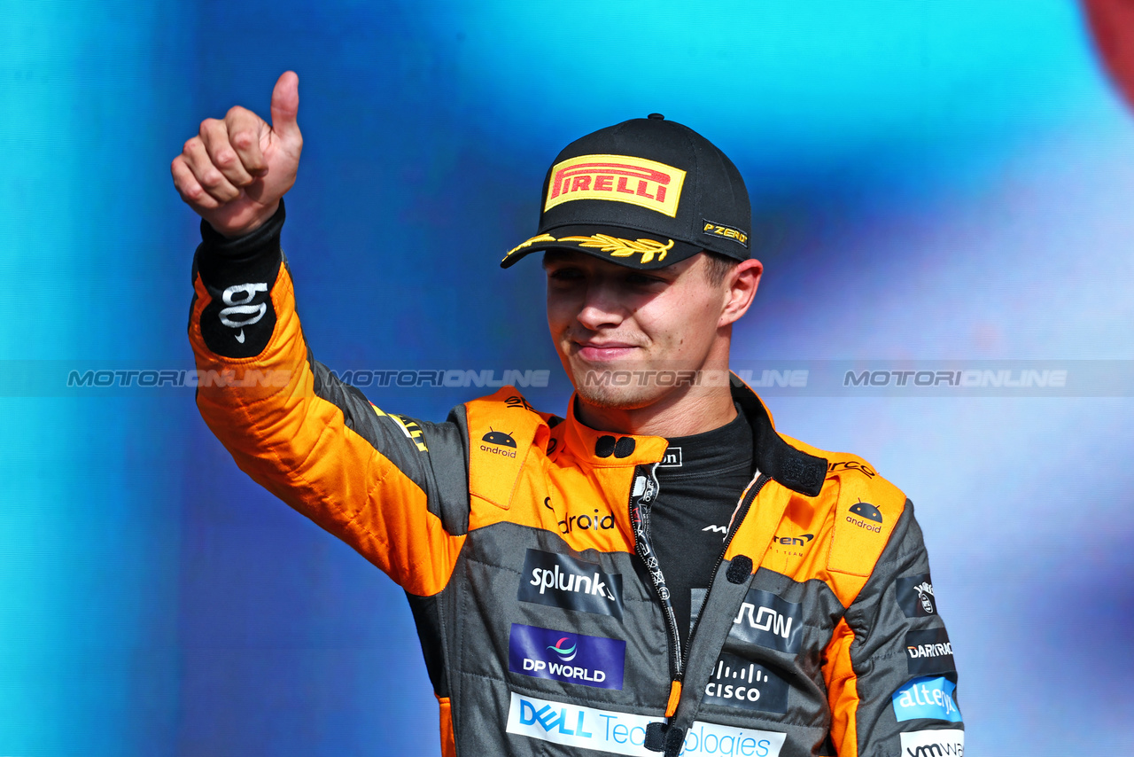 GP BRASILE, Lando Norris (GBR) McLaren celebrates his second position on the podium.

05.11.2023. Formula 1 World Championship, Rd 21, Brazilian Grand Prix, Sao Paulo, Brazil, Gara Day.

 - www.xpbimages.com, EMail: requests@xpbimages.com © Copyright: Coates / XPB Images