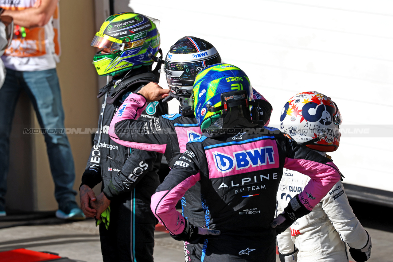 GP BRASILE, Esteban Ocon (FRA) Alpine F1 Team; Pierre Gasly (FRA) Alpine F1 Team; e Lewis Hamilton (GBR) Mercedes AMG F1, in parc ferme.

05.11.2023. Formula 1 World Championship, Rd 21, Brazilian Grand Prix, Sao Paulo, Brazil, Gara Day.

 - www.xpbimages.com, EMail: requests@xpbimages.com © Copyright: Coates / XPB Images