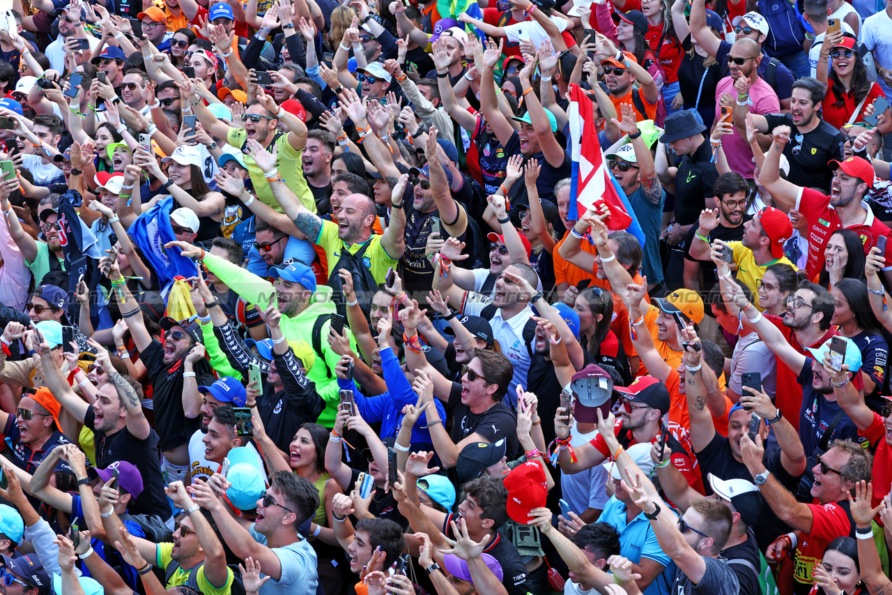 GP BRASILE, Circuit Atmosfera - fans at the podium.

05.11.2023. Formula 1 World Championship, Rd 21, Brazilian Grand Prix, Sao Paulo, Brazil, Gara Day.

 - www.xpbimages.com, EMail: requests@xpbimages.com © Copyright: Coates / XPB Images