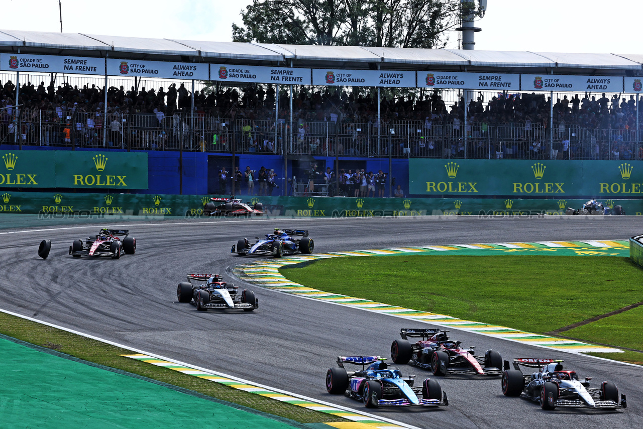 GP BRASILE, Pierre Gasly (FRA) Alpine F1 Team A523 e Yuki Tsunoda (JPN) AlphaTauri AT04 at the partenza of the race as Kevin Magnussen (DEN) Haas VF-23 e Alexander Albon (THA) Williams Racing FW45 crash.

05.11.2023. Formula 1 World Championship, Rd 21, Brazilian Grand Prix, Sao Paulo, Brazil, Gara Day.

- www.xpbimages.com, EMail: requests@xpbimages.com © Copyright: Batchelor / XPB Images