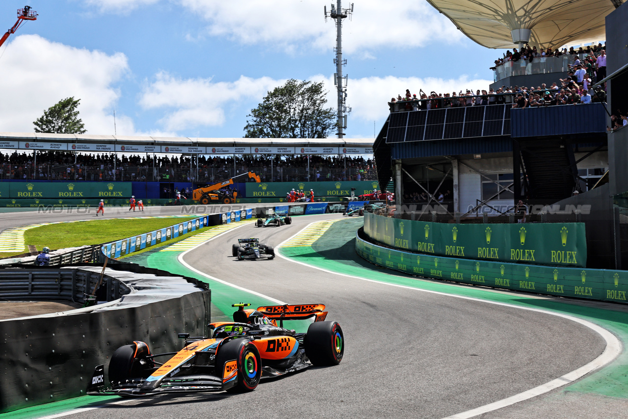 GP BRASILE, Lando Norris (GBR) McLaren MCL60.

05.11.2023. Formula 1 World Championship, Rd 21, Brazilian Grand Prix, Sao Paulo, Brazil, Gara Day.

- www.xpbimages.com, EMail: requests@xpbimages.com © Copyright: Batchelor / XPB Images