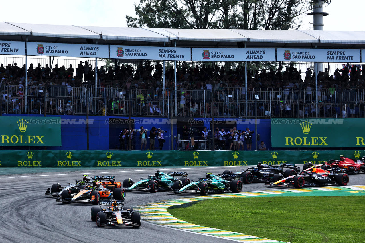 GP BRASILE, Max Verstappen (NLD) Red Bull Racing RB19 davanti a at the partenza of the race.

05.11.2023. Formula 1 World Championship, Rd 21, Brazilian Grand Prix, Sao Paulo, Brazil, Gara Day.

- www.xpbimages.com, EMail: requests@xpbimages.com © Copyright: Batchelor / XPB Images