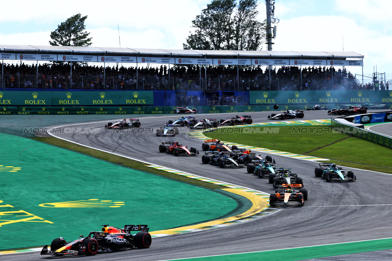 GP BRASILE, Max Verstappen (NLD) Red Bull Racing RB19 davanti a at the partenza of the race as Kevin Magnussen (DEN) Haas VF-23 e Alexander Albon (THA) Williams Racing FW45 crash.

05.11.2023. Formula 1 World Championship, Rd 21, Brazilian Grand Prix, Sao Paulo, Brazil, Gara Day.

- www.xpbimages.com, EMail: requests@xpbimages.com © Copyright: Batchelor / XPB Images