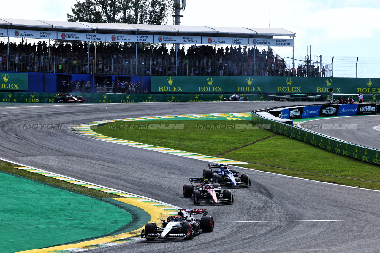 GP BRASILE, Daniel Ricciardo (AUS) AlphaTauri AT04 at the partenza of the race.

05.11.2023. Formula 1 World Championship, Rd 21, Brazilian Grand Prix, Sao Paulo, Brazil, Gara Day.

- www.xpbimages.com, EMail: requests@xpbimages.com © Copyright: Batchelor / XPB Images