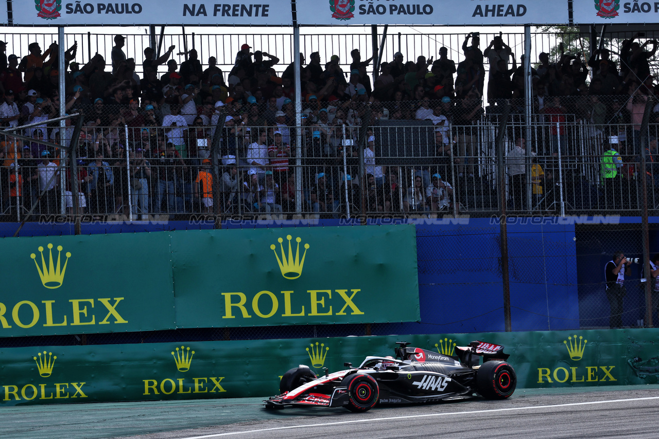 GP BRASILE, Kevin Magnussen (DEN) Haas VF-23 crashed out at the partenza of the race.

05.11.2023. Formula 1 World Championship, Rd 21, Brazilian Grand Prix, Sao Paulo, Brazil, Gara Day.

- www.xpbimages.com, EMail: requests@xpbimages.com © Copyright: Batchelor / XPB Images