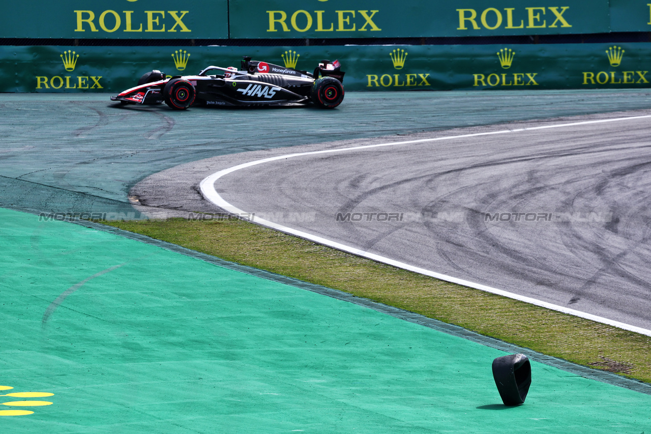 GP BRASILE, Kevin Magnussen (DEN) Haas VF-23 crashed out at the partenza of the race.

05.11.2023. Formula 1 World Championship, Rd 21, Brazilian Grand Prix, Sao Paulo, Brazil, Gara Day.

- www.xpbimages.com, EMail: requests@xpbimages.com © Copyright: Batchelor / XPB Images