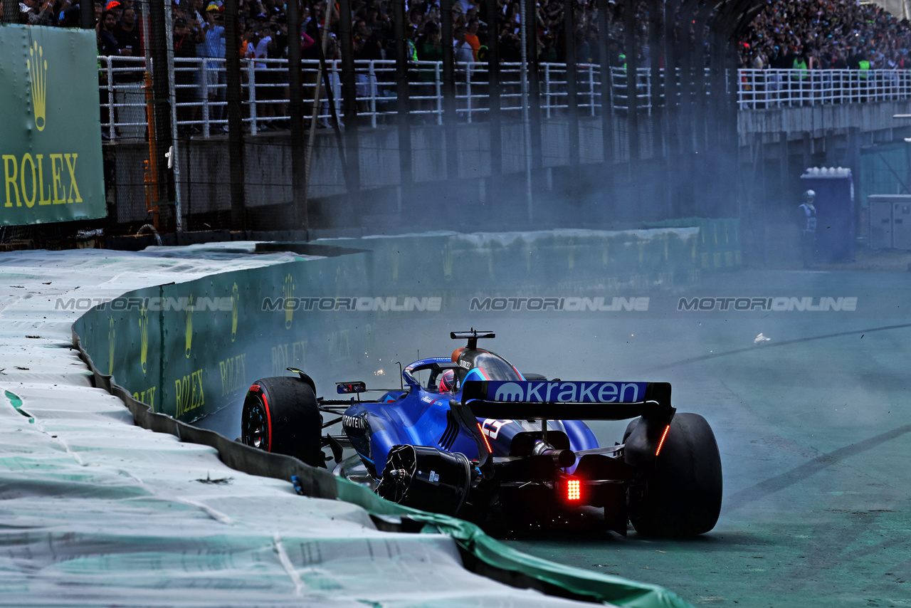 GP BRASILE, Alexander Albon (THA) Williams Racing FW45 crashed out at the partenza of the race.

05.11.2023. Formula 1 World Championship, Rd 21, Brazilian Grand Prix, Sao Paulo, Brazil, Gara Day.

- www.xpbimages.com, EMail: requests@xpbimages.com © Copyright: Charniaux / XPB Images