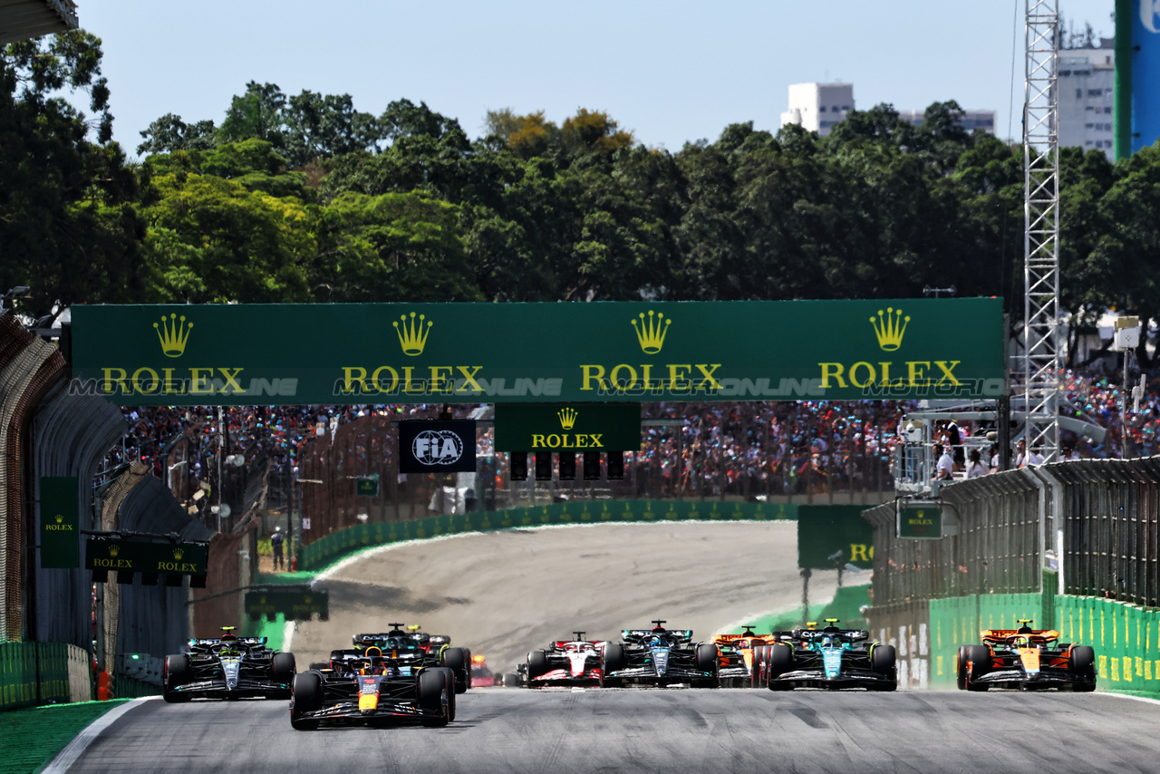 GP BRASILE, Max Verstappen (NLD) Red Bull Racing RB19 davanti a at the partenza of the race.

05.11.2023. Formula 1 World Championship, Rd 21, Brazilian Grand Prix, Sao Paulo, Brazil, Gara Day.

- www.xpbimages.com, EMail: requests@xpbimages.com © Copyright: Charniaux / XPB Images
