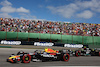 GP BRASILE, Sergio Perez (MEX) Red Bull Racing RB19 e Lewis Hamilton (GBR) Mercedes AMG F1 W14.
05.11.2023. Formula 1 World Championship, Rd 21, Brazilian Grand Prix, Sao Paulo, Brazil, Gara Day.
 - www.xpbimages.com, EMail: requests@xpbimages.com © Copyright: Coates / XPB Images