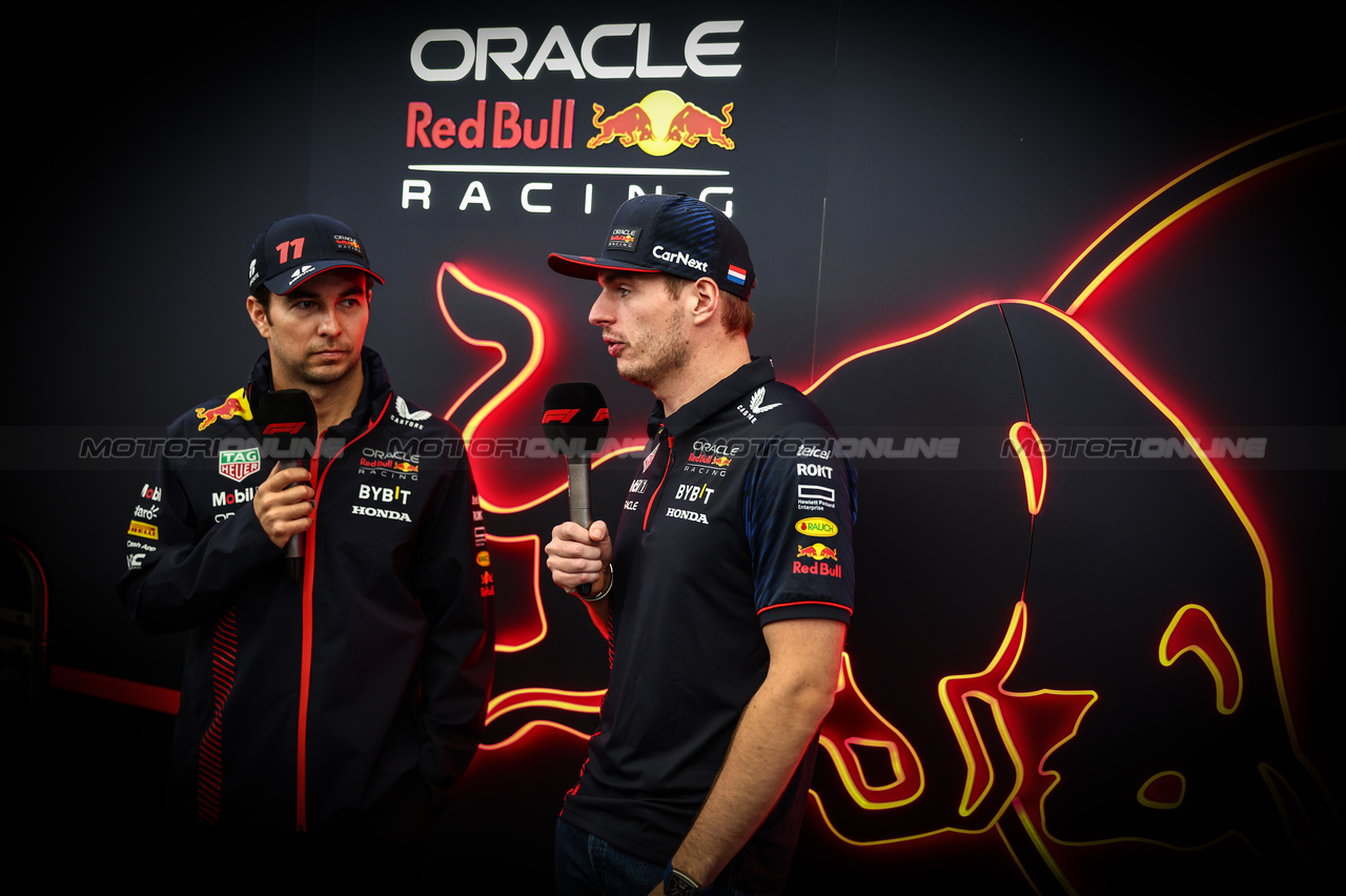 GP BRASILE, Max Verstappen (NLD), Red Bull Racing e Sergio Perez (MEX), Red Bull Racing 
02.11.2023. Formula 1 World Championship, Rd 21, Brazilian Grand Prix, Sao Paulo, Brazil, Preparation Day.
- www.xpbimages.com, EMail: requests@xpbimages.com © Copyright: Charniaux / XPB Images