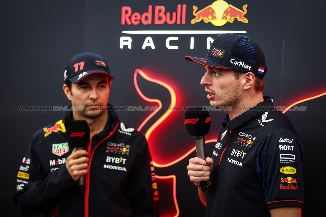 GP BRASILE, Max Verstappen (NLD), Red Bull Racing e Sergio Perez (MEX), Red Bull Racing 
02.11.2023. Formula 1 World Championship, Rd 21, Brazilian Grand Prix, Sao Paulo, Brazil, Preparation Day.
- www.xpbimages.com, EMail: requests@xpbimages.com © Copyright: Charniaux / XPB Images