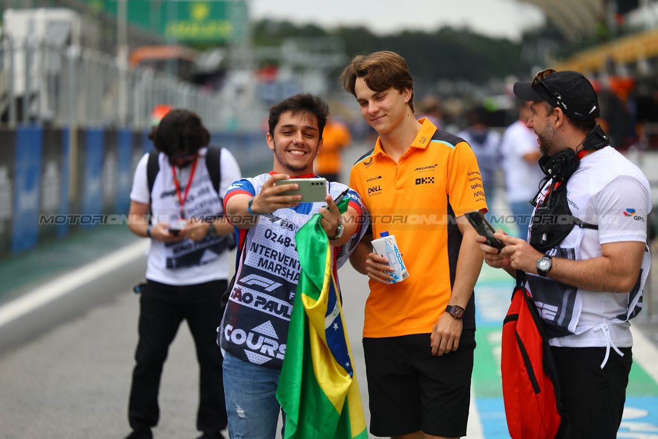 GP BRASILE, Oscar Piastri (AUS) McLaren with marshals.

02.11.2023. Formula 1 World Championship, Rd 21, Brazilian Grand Prix, Sao Paulo, Brazil, Preparation Day.

- www.xpbimages.com, EMail: requests@xpbimages.com © Copyright: XPB Images
