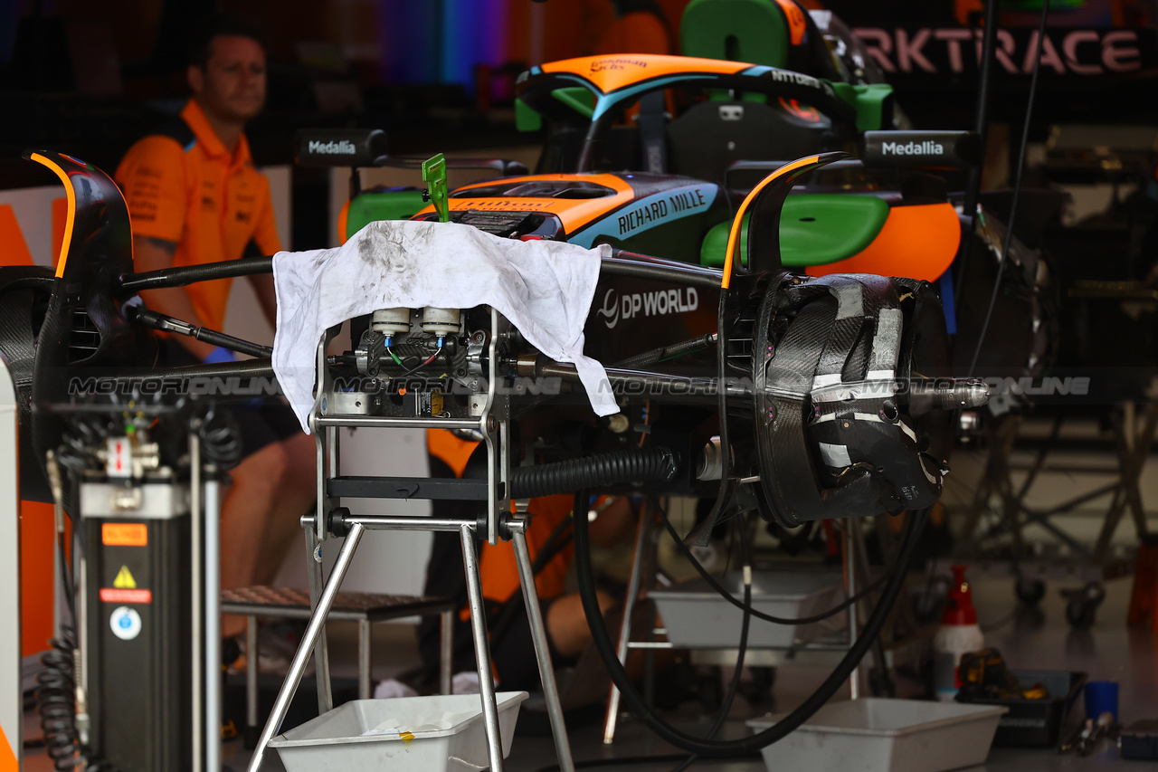 GP BRASILE, McLaren MCL60 worked on by meccanici.

02.11.2023. Formula 1 World Championship, Rd 21, Brazilian Grand Prix, Sao Paulo, Brazil, Preparation Day.

- www.xpbimages.com, EMail: requests@xpbimages.com © Copyright: XPB Images