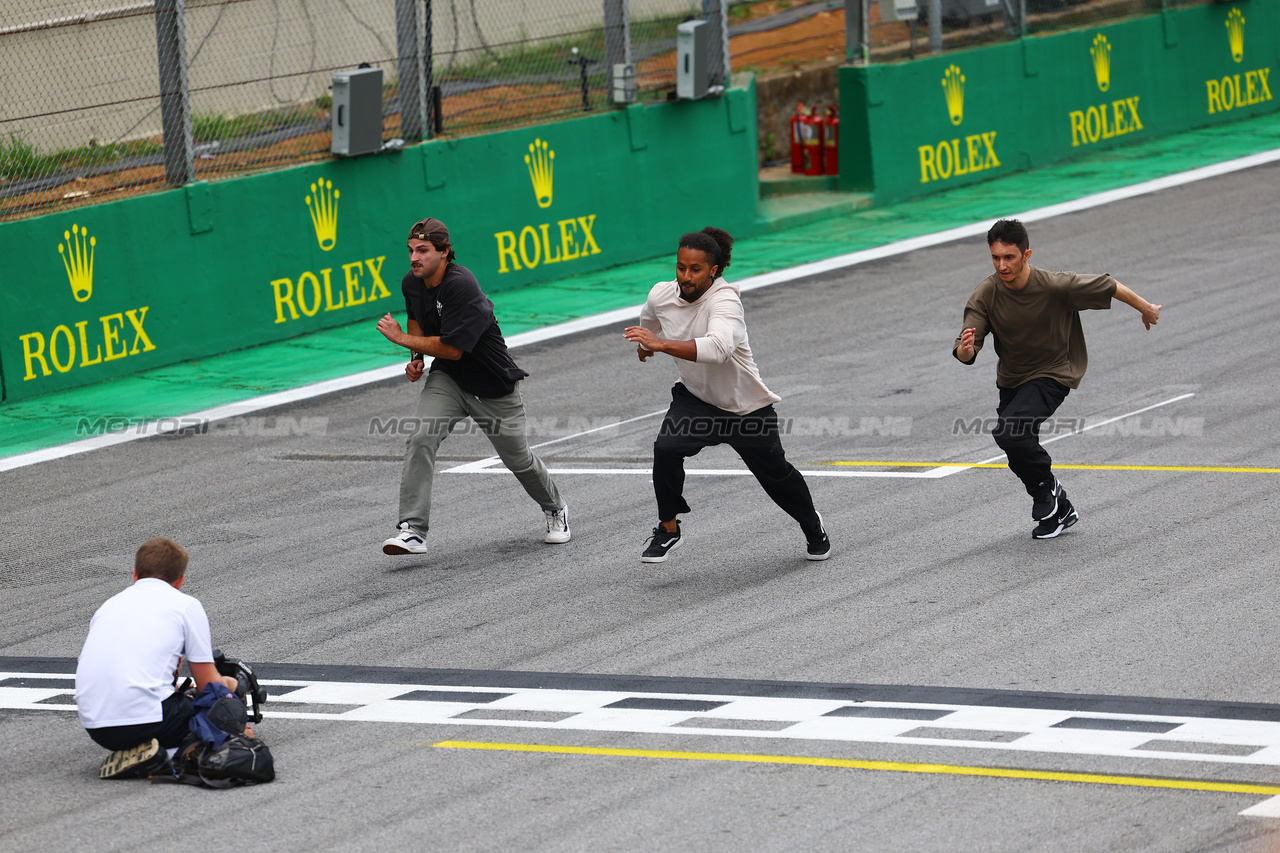 GP BRASILE, Circuit Atmosfera - acrobats.

02.11.2023. Formula 1 World Championship, Rd 21, Brazilian Grand Prix, Sao Paulo, Brazil, Preparation Day.

- www.xpbimages.com, EMail: requests@xpbimages.com © Copyright: XPB Images