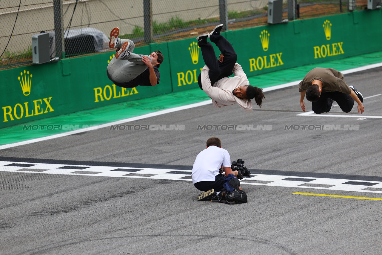 GP BRASILE, Circuit Atmosfera - acrobats.

02.11.2023. Formula 1 World Championship, Rd 21, Brazilian Grand Prix, Sao Paulo, Brazil, Preparation Day.

- www.xpbimages.com, EMail: requests@xpbimages.com © Copyright: XPB Images