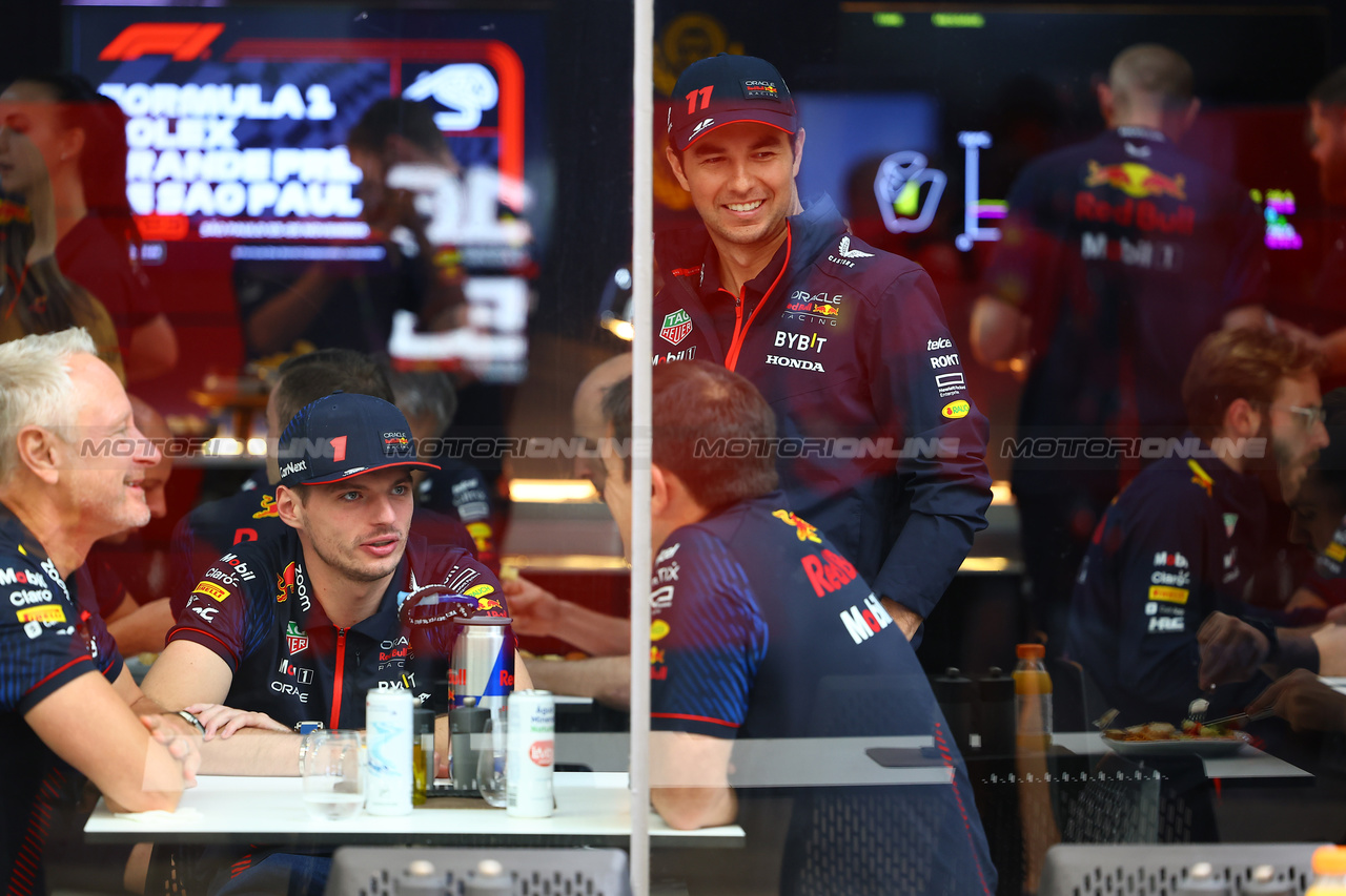 GP BRASILE, Sergio Perez (MEX) Red Bull Racing with Max Verstappen (NLD) Red Bull Racing e Jonathan Wheatley (GBR) Red Bull Racing Team Manager.

02.11.2023. Formula 1 World Championship, Rd 21, Brazilian Grand Prix, Sao Paulo, Brazil, Preparation Day.

- www.xpbimages.com, EMail: requests@xpbimages.com © Copyright: XPB Images
