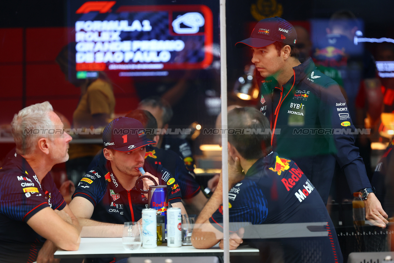 GP BRASILE, Sergio Perez (MEX) Red Bull Racing with Max Verstappen (NLD) Red Bull Racing e Jonathan Wheatley (GBR) Red Bull Racing Team Manager.

02.11.2023. Formula 1 World Championship, Rd 21, Brazilian Grand Prix, Sao Paulo, Brazil, Preparation Day.

- www.xpbimages.com, EMail: requests@xpbimages.com © Copyright: XPB Images