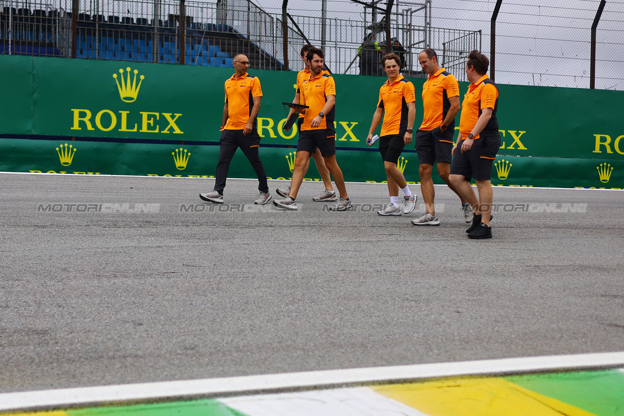 GP BRASILE, Oscar Piastri (AUS) McLaren walks the circuit with the team.

02.11.2023. Formula 1 World Championship, Rd 21, Brazilian Grand Prix, Sao Paulo, Brazil, Preparation Day.

- www.xpbimages.com, EMail: requests@xpbimages.com © Copyright: XPB Images