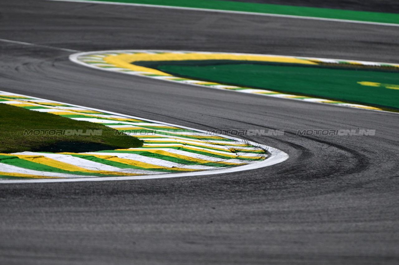 GP BRASILE, Circuit Atmosfera - Senna S.

02.11.2023. Formula 1 World Championship, Rd 21, Brazilian Grand Prix, Sao Paulo, Brazil, Preparation Day.

- www.xpbimages.com, EMail: requests@xpbimages.com © Copyright: Price / XPB Images