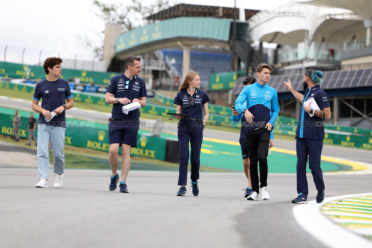 GP BRASILE, Logan Sargeant (USA) Williams Racing walks the circuit with Zak O'Sullivan (GBR) Williams Racing Academy Driver; Gaetan Jego, Williams Racing Gara Engineer; e Elizabeth Wood Boyer (GBR) Williams Racing Performance Engineer.

02.11.2023. Formula 1 World Championship, Rd 21, Brazilian Grand Prix, Sao Paulo, Brazil, Preparation Day.

- www.xpbimages.com, EMail: requests@xpbimages.com © Copyright: Staley / XPB Images