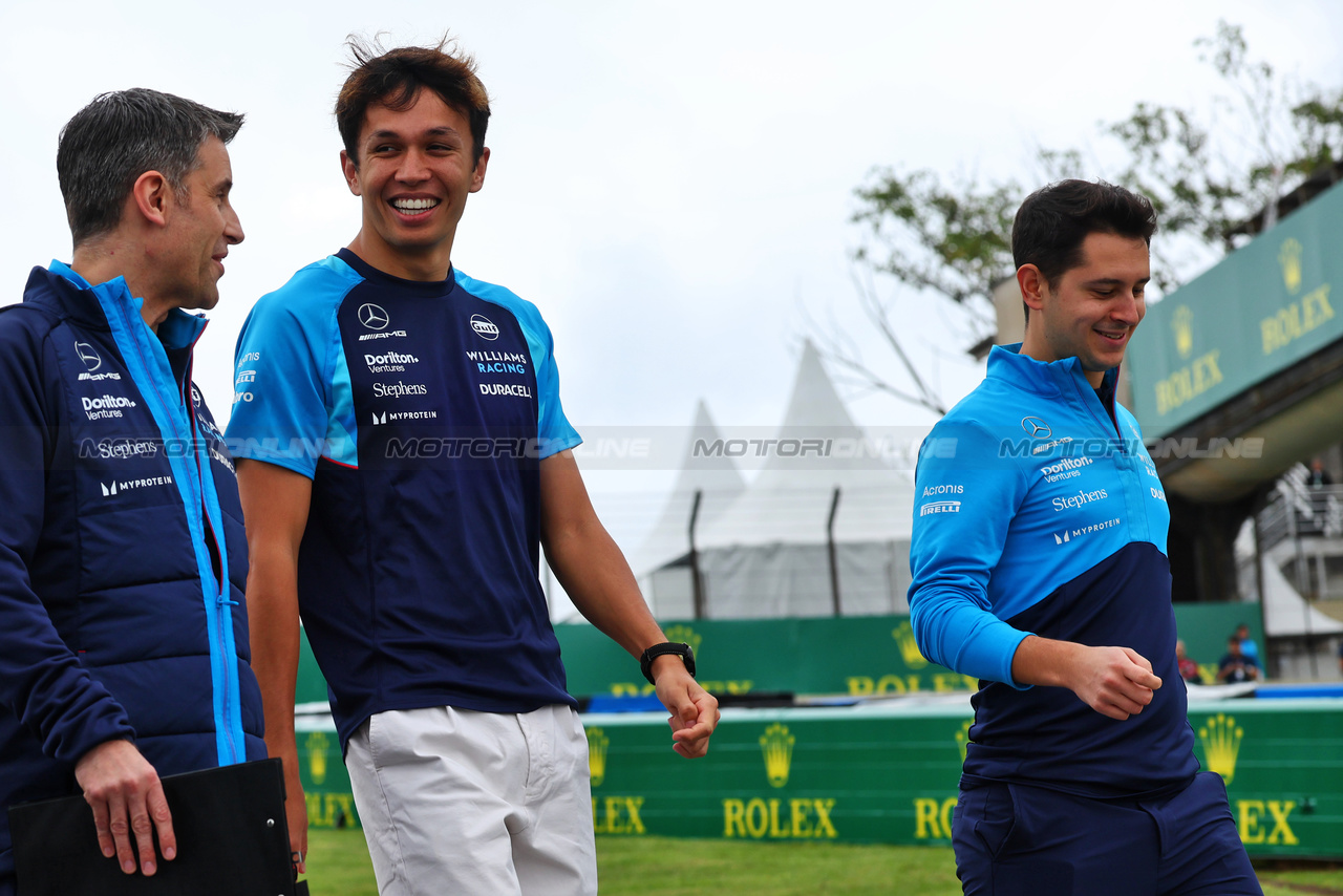 GP BRASILE, Alexander Albon (THA) Williams Racing walks the circuit with the team.

02.11.2023. Formula 1 World Championship, Rd 21, Brazilian Grand Prix, Sao Paulo, Brazil, Preparation Day.

- www.xpbimages.com, EMail: requests@xpbimages.com © Copyright: Batchelor / XPB Images