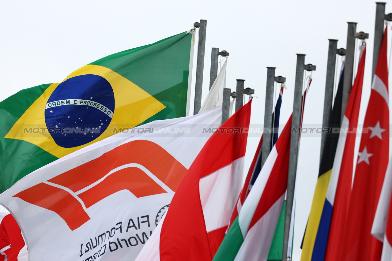 GP BRASILE, Circuit Atmosfera - flags.

02.11.2023. Formula 1 World Championship, Rd 21, Brazilian Grand Prix, Sao Paulo, Brazil, Preparation Day.

 - www.xpbimages.com, EMail: requests@xpbimages.com © Copyright: Coates / XPB Images