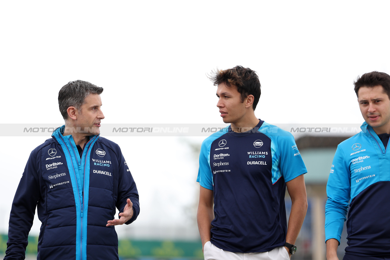 GP BRASILE, Alexander Albon (THA) Williams Racing walks the circuit Ed Regan (GBR) Williams Racing Engineer.

02.11.2023. Formula 1 World Championship, Rd 21, Brazilian Grand Prix, Sao Paulo, Brazil, Preparation Day.

- www.xpbimages.com, EMail: requests@xpbimages.com © Copyright: Staley / XPB Images