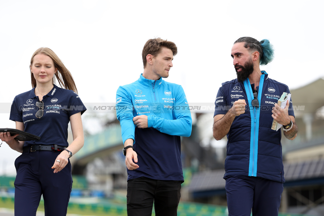 GP BRASILE, Logan Sargeant (USA) Williams Racing walks the circuit with the team.

02.11.2023. Formula 1 World Championship, Rd 21, Brazilian Grand Prix, Sao Paulo, Brazil, Preparation Day.

- www.xpbimages.com, EMail: requests@xpbimages.com © Copyright: Staley / XPB Images