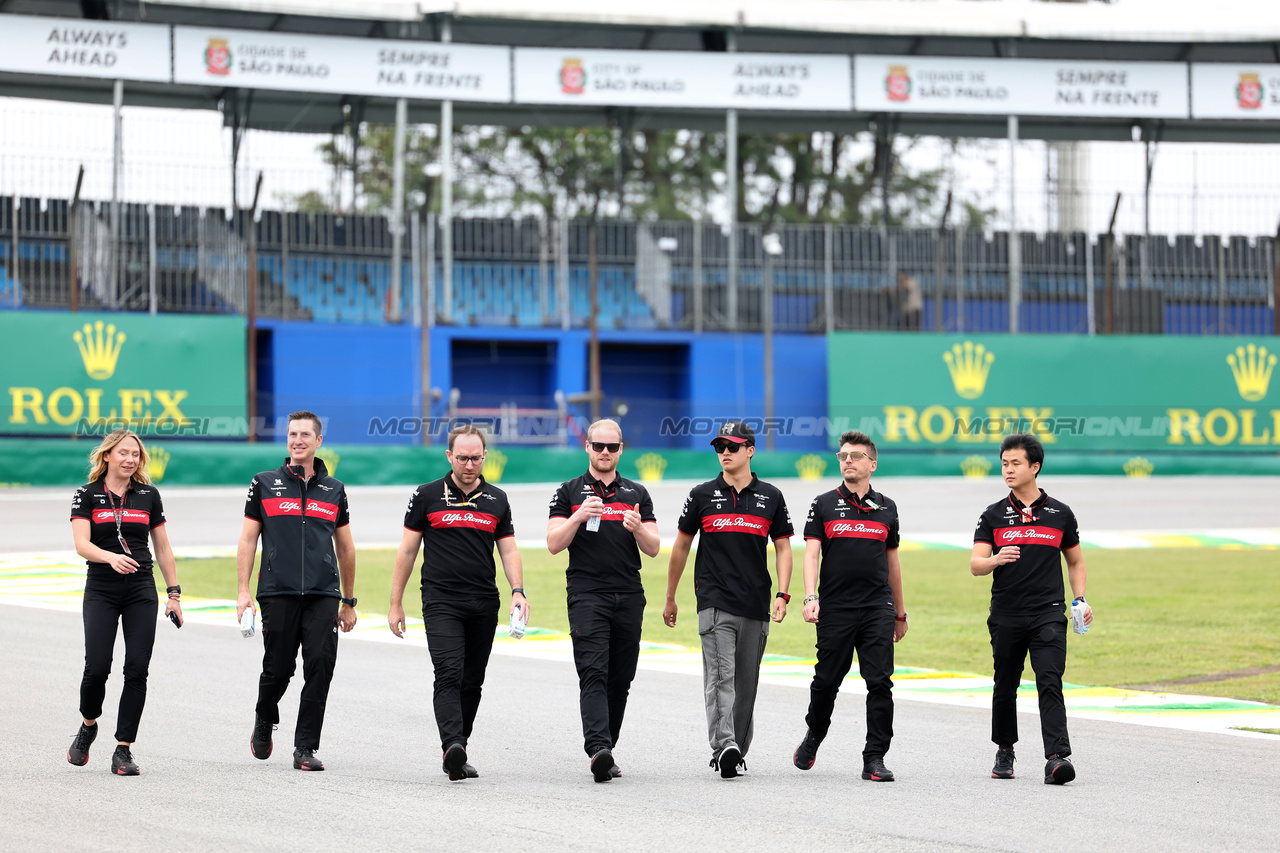 GP BRASILE, Zhou Guanyu (CHN) Alfa Romeo F1 Team walks the circuit with the team.

02.11.2023. Formula 1 World Championship, Rd 21, Brazilian Grand Prix, Sao Paulo, Brazil, Preparation Day.

- www.xpbimages.com, EMail: requests@xpbimages.com © Copyright: Staley / XPB Images