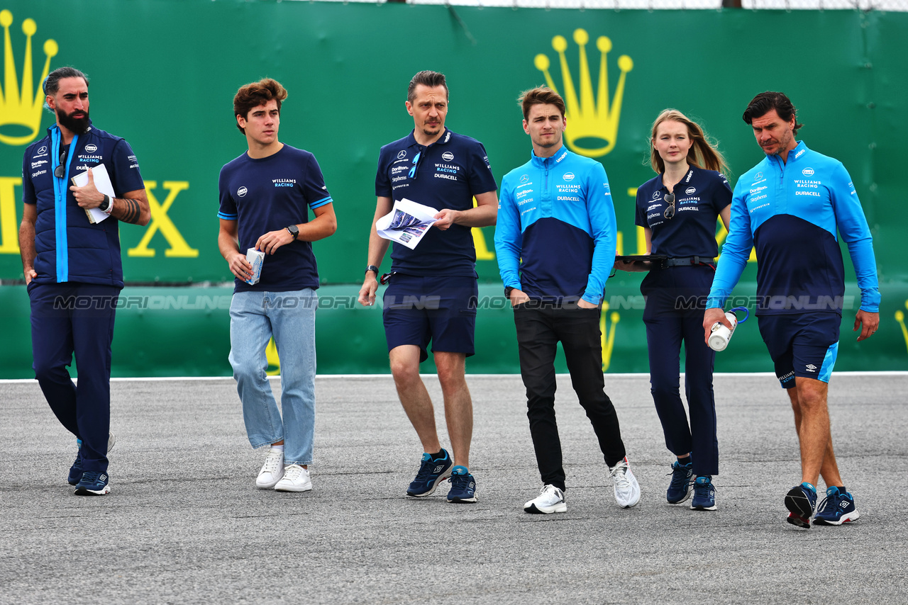 GP BRASILE, Logan Sargeant (USA) Williams Racing walks the circuit with the team.

02.11.2023. Formula 1 World Championship, Rd 21, Brazilian Grand Prix, Sao Paulo, Brazil, Preparation Day.

- www.xpbimages.com, EMail: requests@xpbimages.com © Copyright: Batchelor / XPB Images