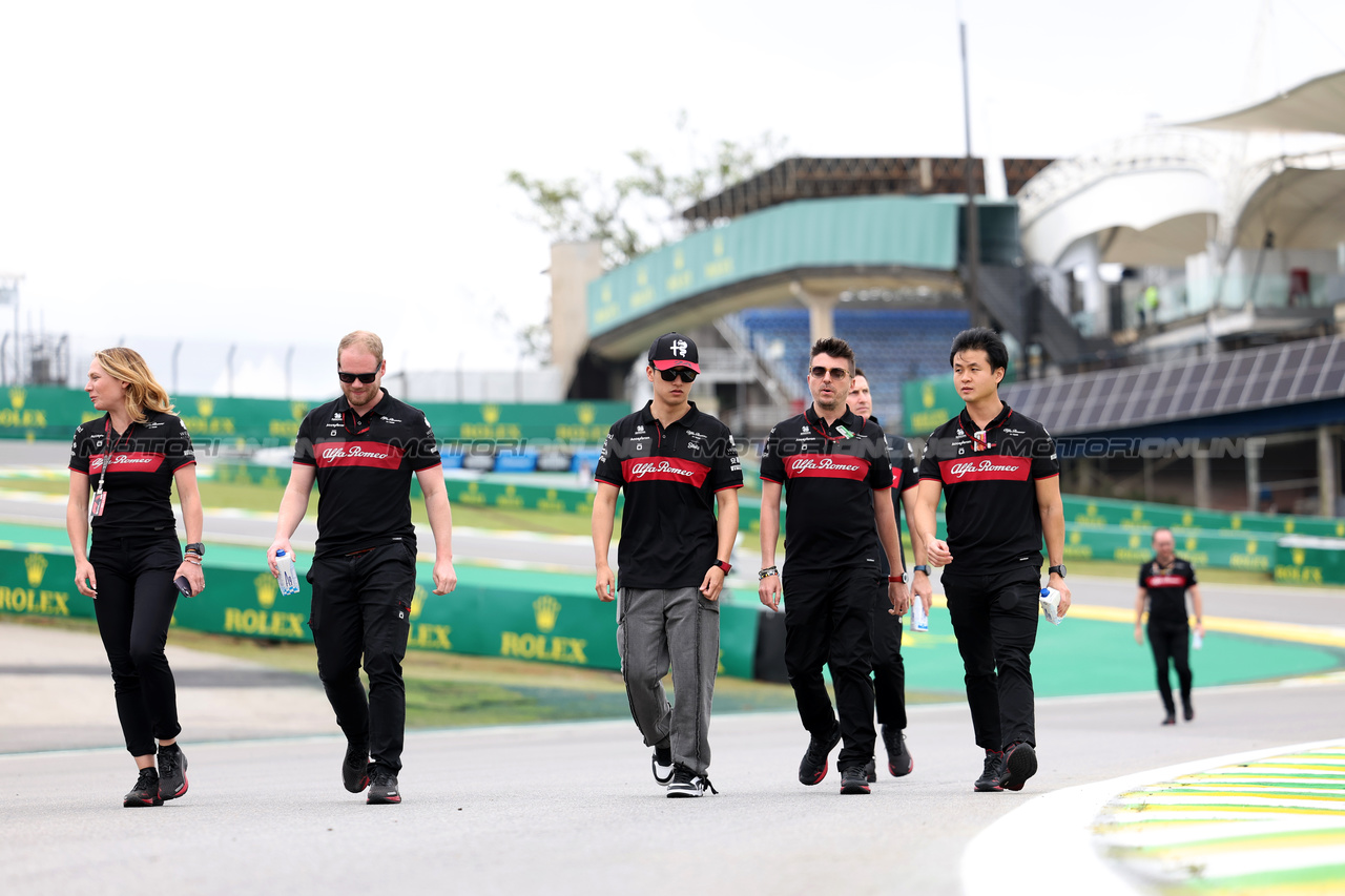 GP BRASILE, Zhou Guanyu (CHN) Alfa Romeo F1 Team walks the circuit with the team.

02.11.2023. Formula 1 World Championship, Rd 21, Brazilian Grand Prix, Sao Paulo, Brazil, Preparation Day.

- www.xpbimages.com, EMail: requests@xpbimages.com © Copyright: Staley / XPB Images