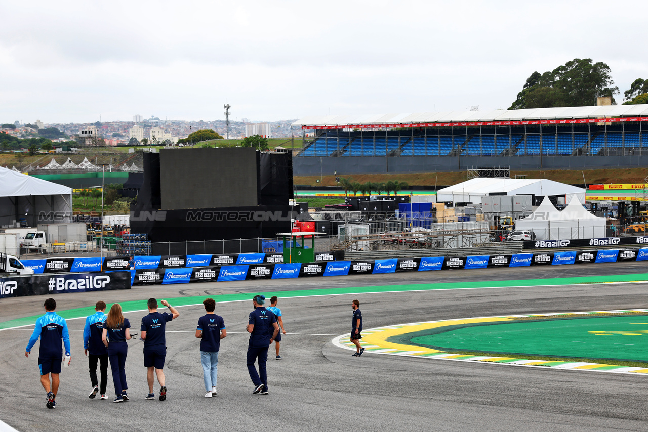 GP BRASILE, Logan Sargeant (USA) Williams Racing walks the circuit with the team.

02.11.2023. Formula 1 World Championship, Rd 21, Brazilian Grand Prix, Sao Paulo, Brazil, Preparation Day.

- www.xpbimages.com, EMail: requests@xpbimages.com © Copyright: Batchelor / XPB Images