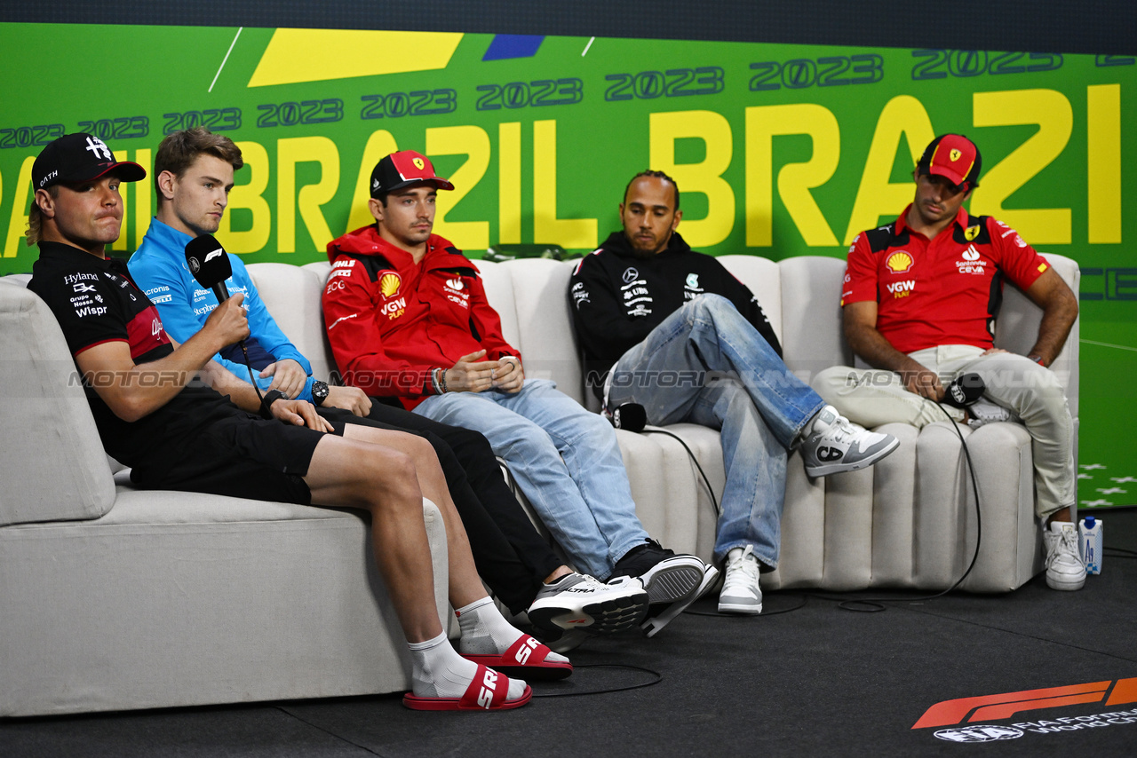 GP BRASILE, (L to R): Valtteri Bottas (FIN) Alfa Romeo F1 Team; Logan Sargeant (USA) Williams Racing; Charles Leclerc (MON) Ferrari; Lewis Hamilton (GBR) Mercedes AMG F1; e Carlos Sainz Jr (ESP) Ferrari, in the FIA Press Conference.

02.11.2023. Formula 1 World Championship, Rd 21, Brazilian Grand Prix, Sao Paulo, Brazil, Preparation Day.

- www.xpbimages.com, EMail: requests@xpbimages.com © Copyright: Price / XPB Images