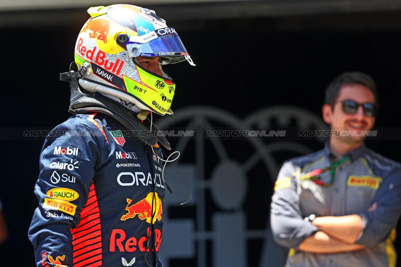 GP BRASILE, Sergio Perez (MEX) Red Bull Racing in Sprint Shootout parc ferme.

04.11.2023. Formula 1 World Championship, Rd 21, Brazilian Grand Prix, Sao Paulo, Brazil, Sprint Day.

- www.xpbimages.com, EMail: requests@xpbimages.com © Copyright: Batchelor / XPB Images