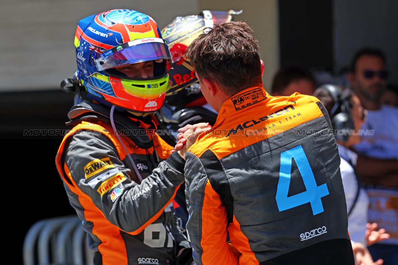 GP BRASILE, Lando Norris (GBR) McLaren celebrates being quickest in Sprint Shootout parc ferme with team mate Oscar Piastri (AUS) McLaren (Left).

04.11.2023. Formula 1 World Championship, Rd 21, Brazilian Grand Prix, Sao Paulo, Brazil, Sprint Day.

- www.xpbimages.com, EMail: requests@xpbimages.com © Copyright: Batchelor / XPB Images