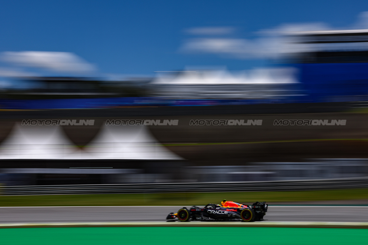 GP BRASILE, Sergio Perez (MEX), Red Bull Racing 
04.11.2023. Formula 1 World Championship, Rd 21, Brazilian Grand Prix, Sao Paulo, Brazil, Sprint Day.
- www.xpbimages.com, EMail: requests@xpbimages.com © Copyright: Charniaux / XPB Images