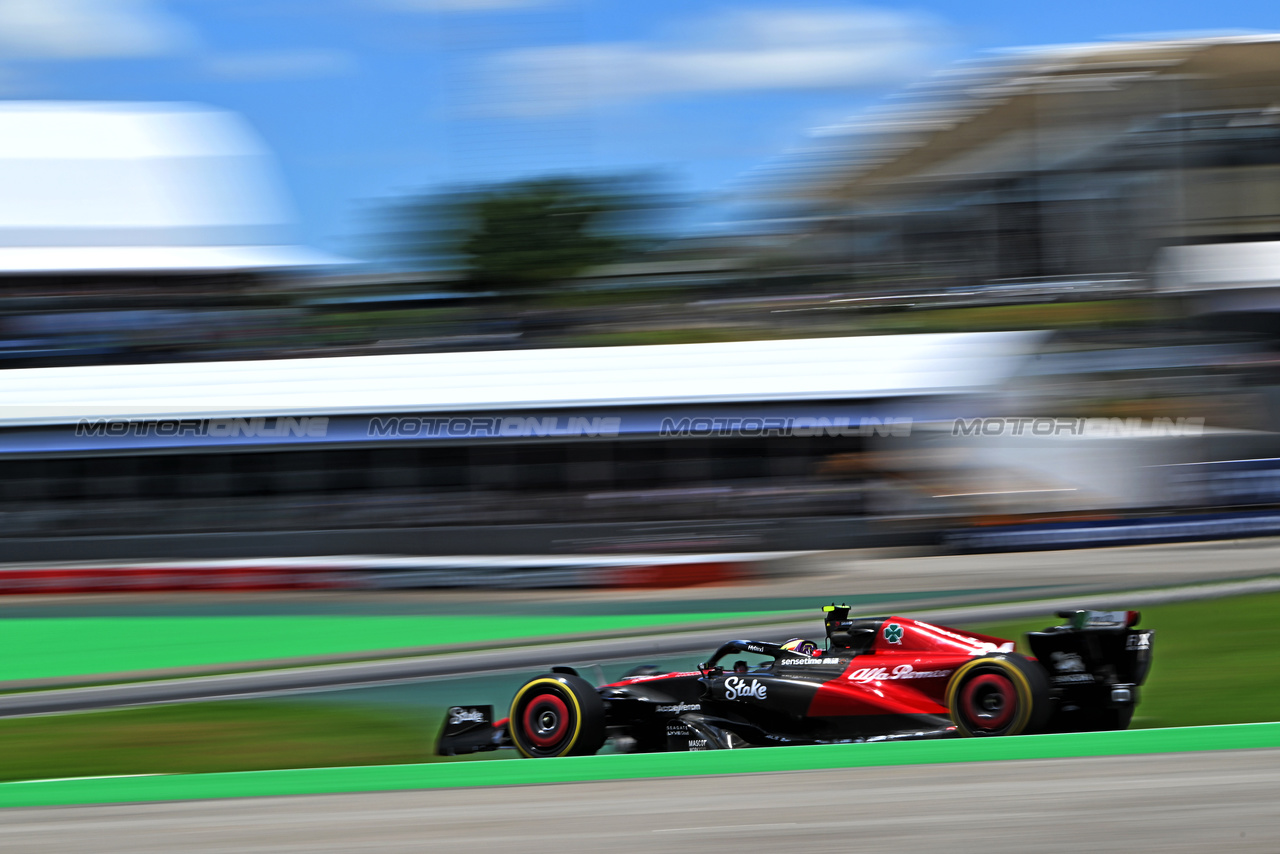 GP BRASILE, Zhou Guanyu (CHN) Alfa Romeo F1 Team C43.

04.11.2023. Formula 1 World Championship, Rd 21, Brazilian Grand Prix, Sao Paulo, Brazil, Sprint Day.

- www.xpbimages.com, EMail: requests@xpbimages.com © Copyright: Price / XPB Images