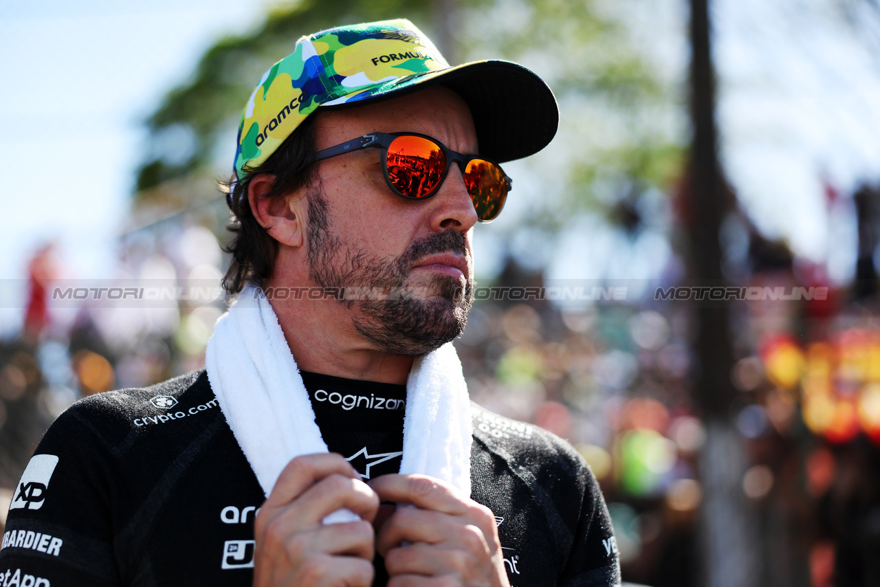 GP BRASILE, Fernando Alonso (ESP) Aston Martin F1 Team on the grid.

04.11.2023. Formula 1 World Championship, Rd 21, Brazilian Grand Prix, Sao Paulo, Brazil, Sprint Day.

- www.xpbimages.com, EMail: requests@xpbimages.com © Copyright: Staley / XPB Images