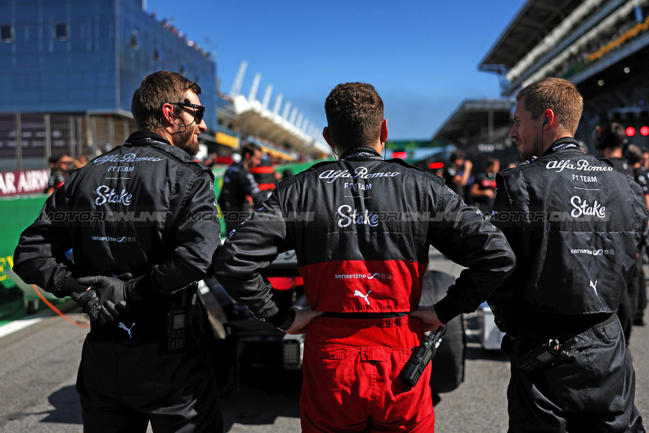 GP BRASILE, Alfa Romeo F1 Team on the grid.

04.11.2023. Formula 1 World Championship, Rd 21, Brazilian Grand Prix, Sao Paulo, Brazil, Sprint Day.

- www.xpbimages.com, EMail: requests@xpbimages.com © Copyright: Staley / XPB Images